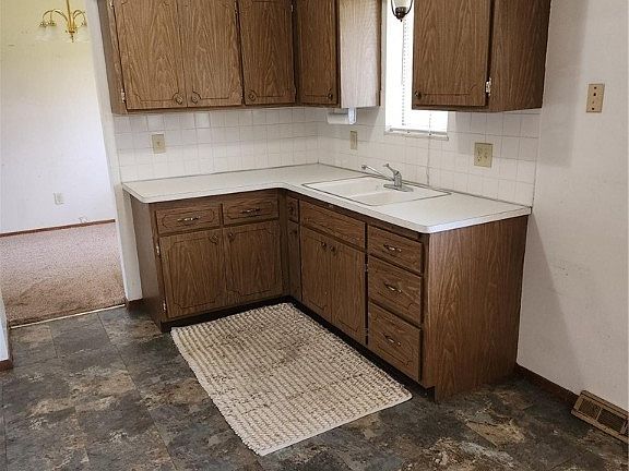 5th image of 16163 Delmont Ave