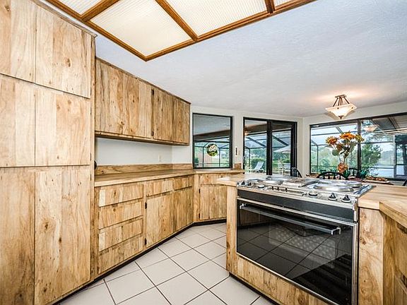 4th image of 2096 Hidden Lake Dr