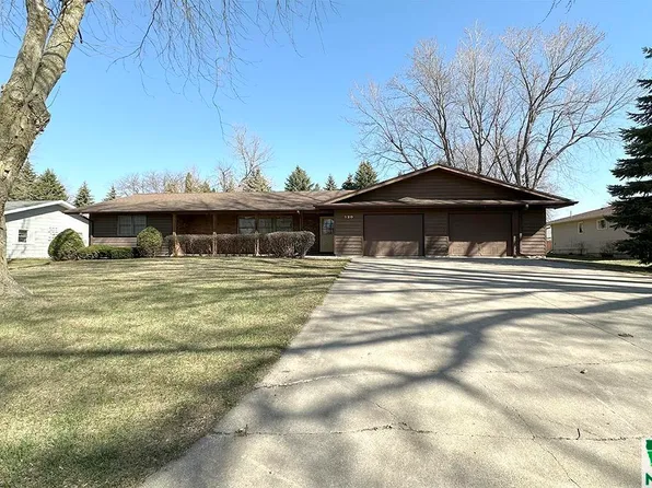 520 8th St NE, Sioux Center, IA 51250
