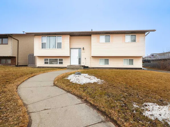 5727 60th Ave, Rocky Mountain House, AB T4T 1J2