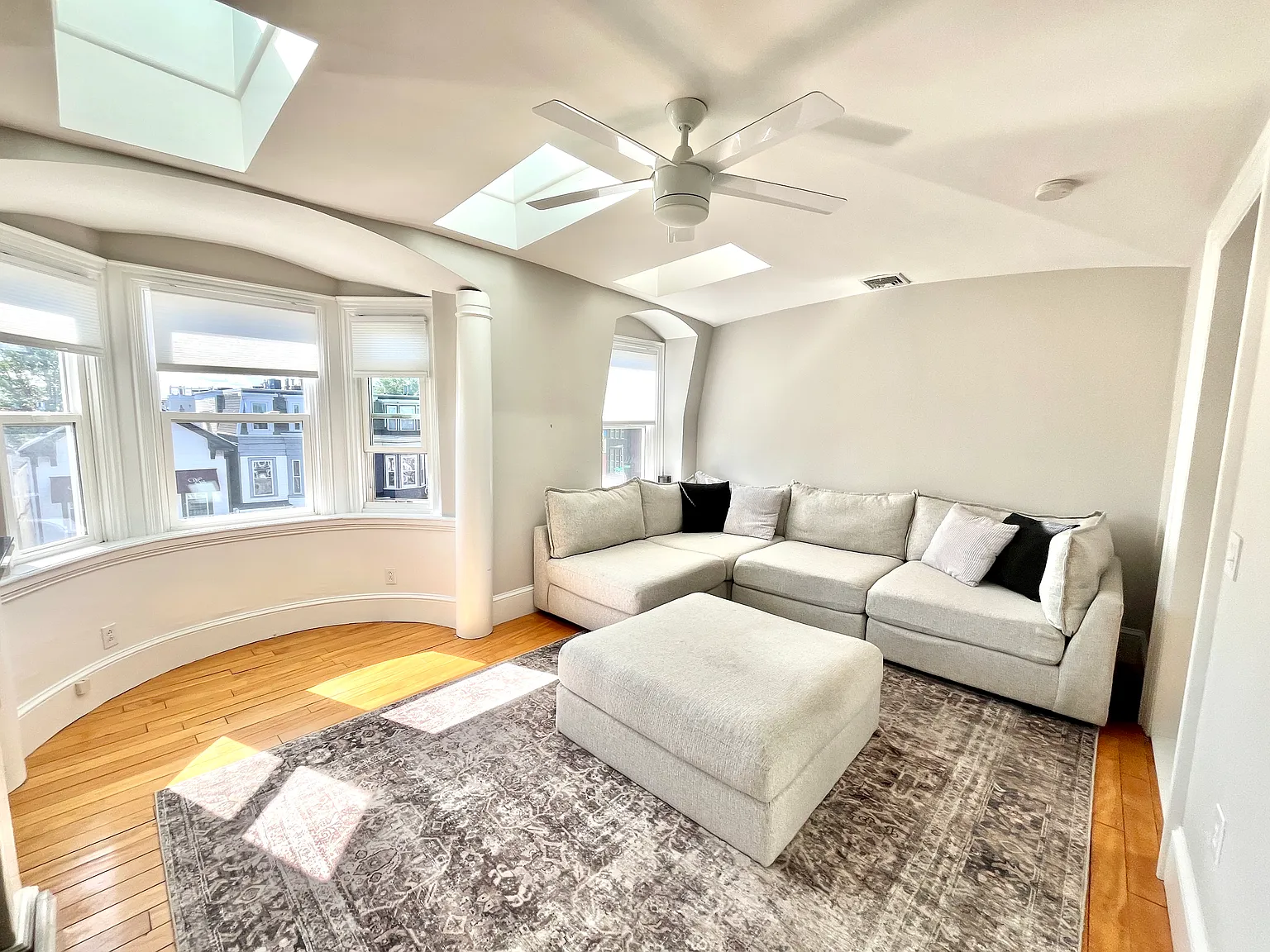 572 E Broadway — Photo 2