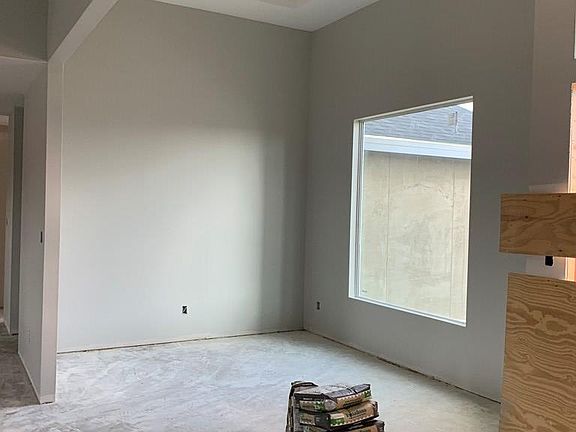 4th image of 2709 Acacia Dr