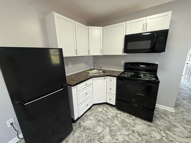 261 Niagara Ave #261E — Photo 2