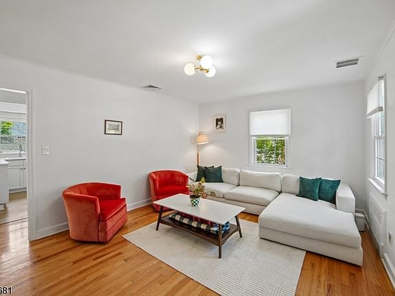 3rd image of 37 Knollwood Ave