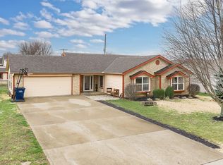 490 E 12th St, Tonganoxie, KS 66086