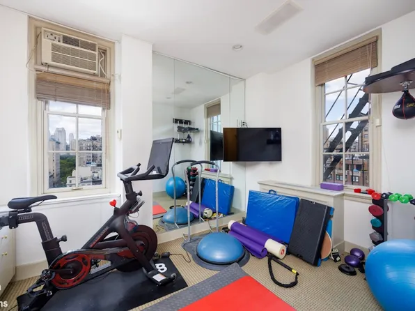 580 Park Avenue image 12 of 15