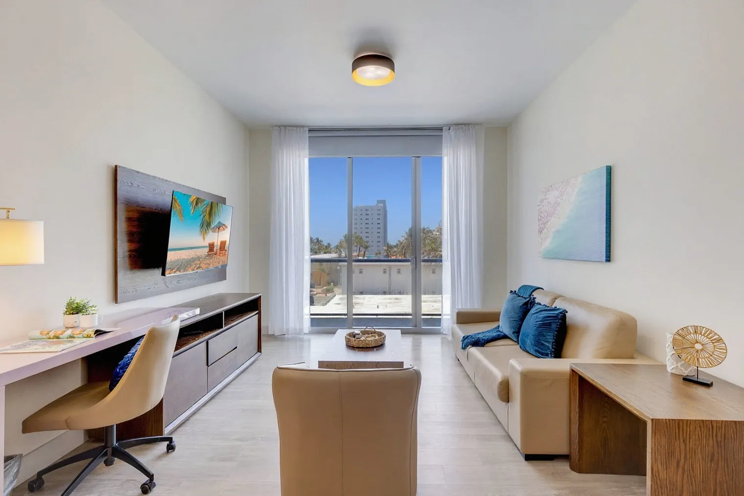 1 bed, 1.0 bath, 742 sqft, $4,673 — Photo 2