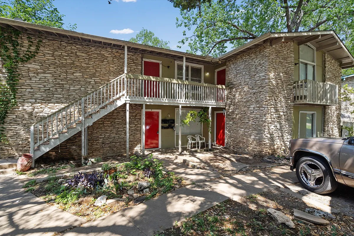 Building Photo - 2501 Manor Cir #B