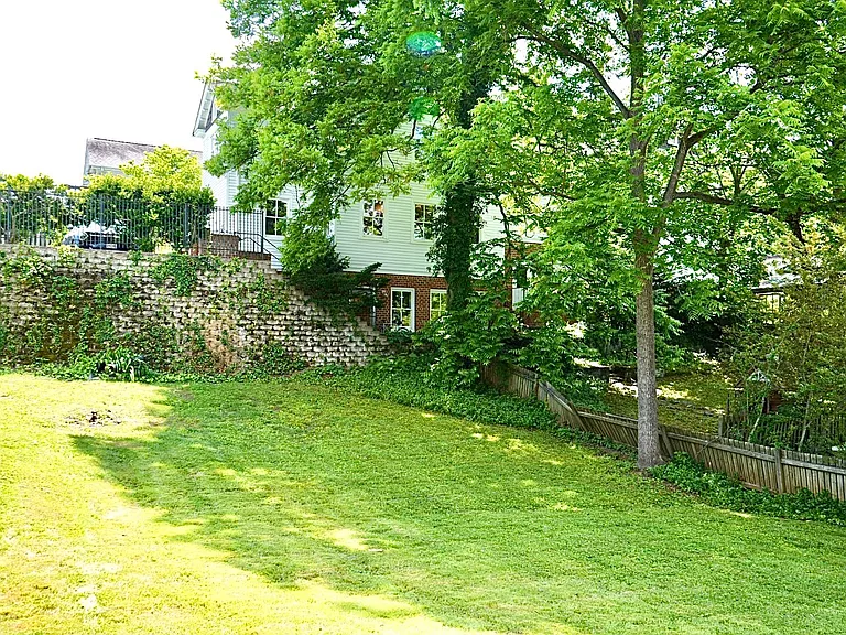 406 Hedge St — Photo 27