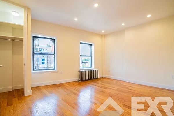 Rented by EXR | media 9