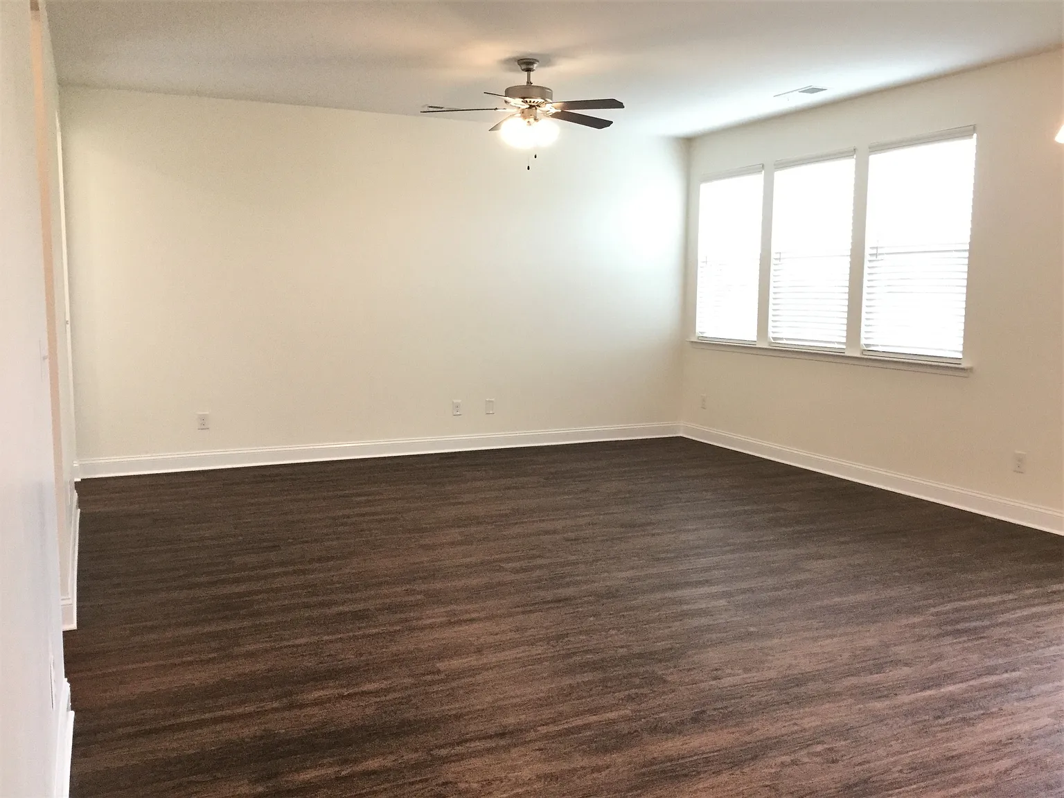 5 bed, 3.0 bath, 2400 sqft, $2,645 — Photo 3