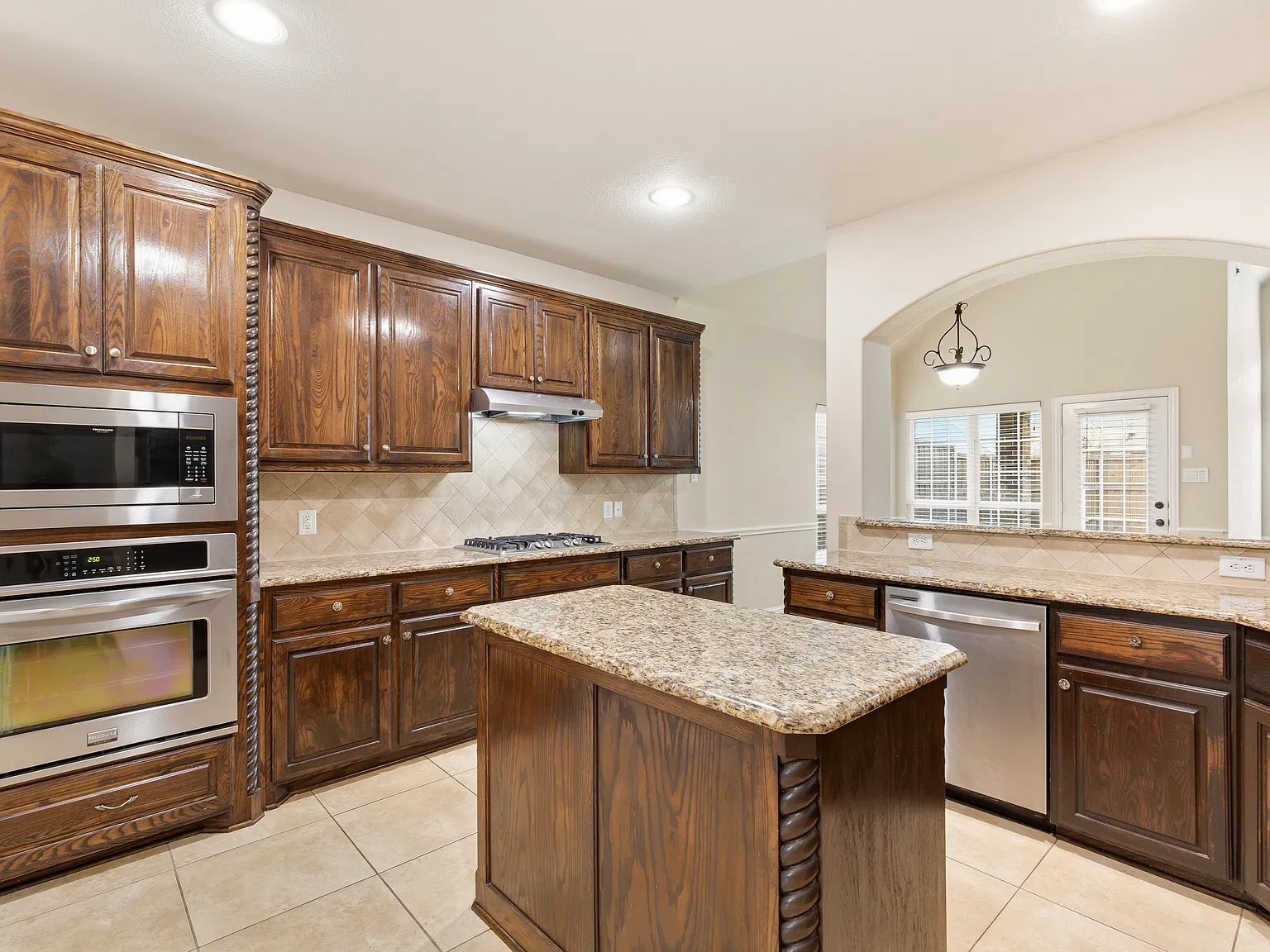 6 bed, 4308 sqft, $3,750 — Photo 3