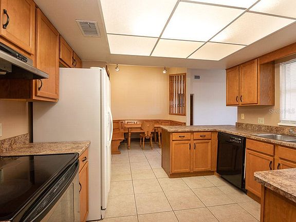 3rd image of 1131 W Seagate Dr