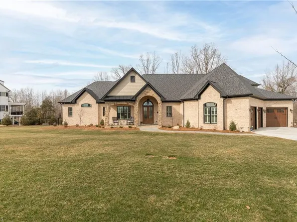 7955 Valley View Dr, Clemmons, NC 27012