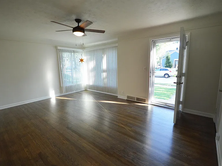 2335 Rowland Ave — Photo 7