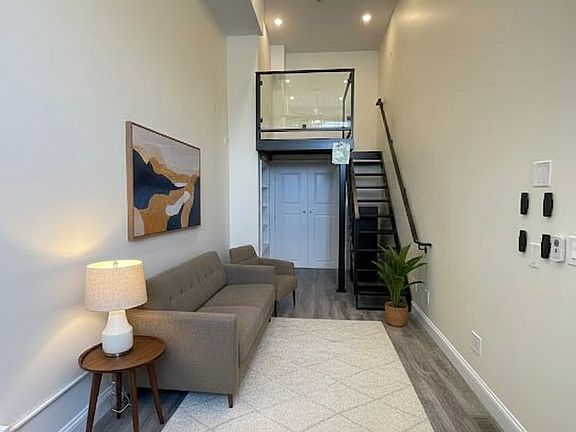 5th image of 1028 Commonwealth Ave #104