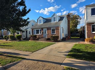 220 Raff Ave, Mineola, NY 11501