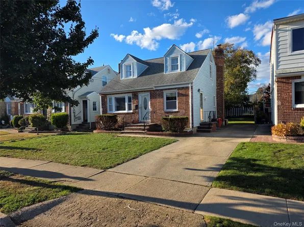 220 Raff Ave, Mineola, NY 11501