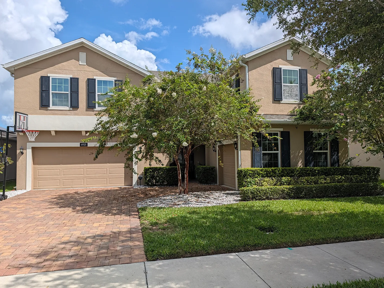 5 bed, 3.5 bath, 4384 sqft, $4,000 — Photo 1
