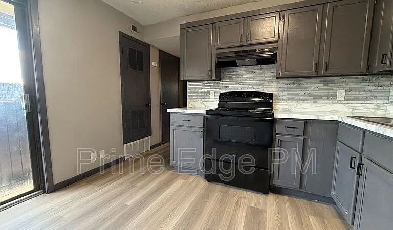 1121 N 28th St #14 — Photo 11