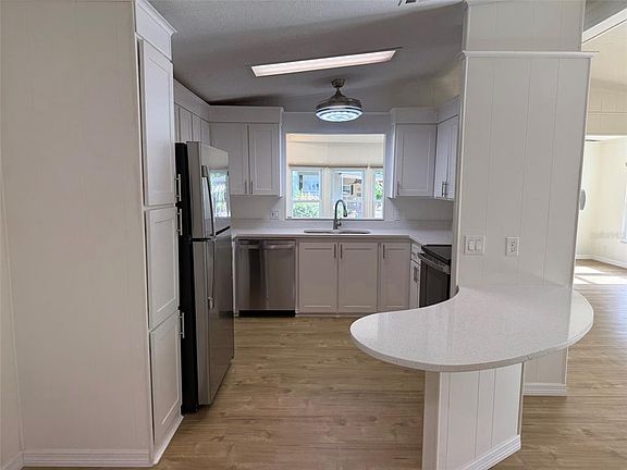 4th image of 130 CLUBVIEW DRIVE #2