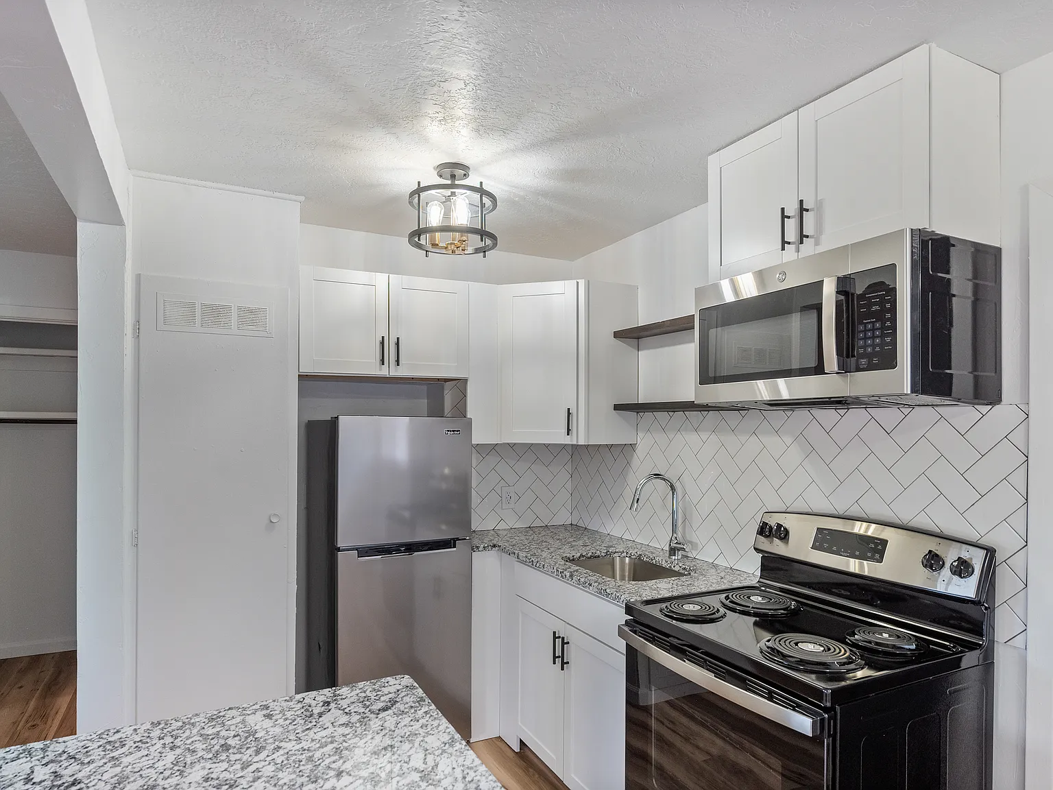 Modern 1 Bedroom Near UNM with Private Yard & Washer Dryer — Photo 3