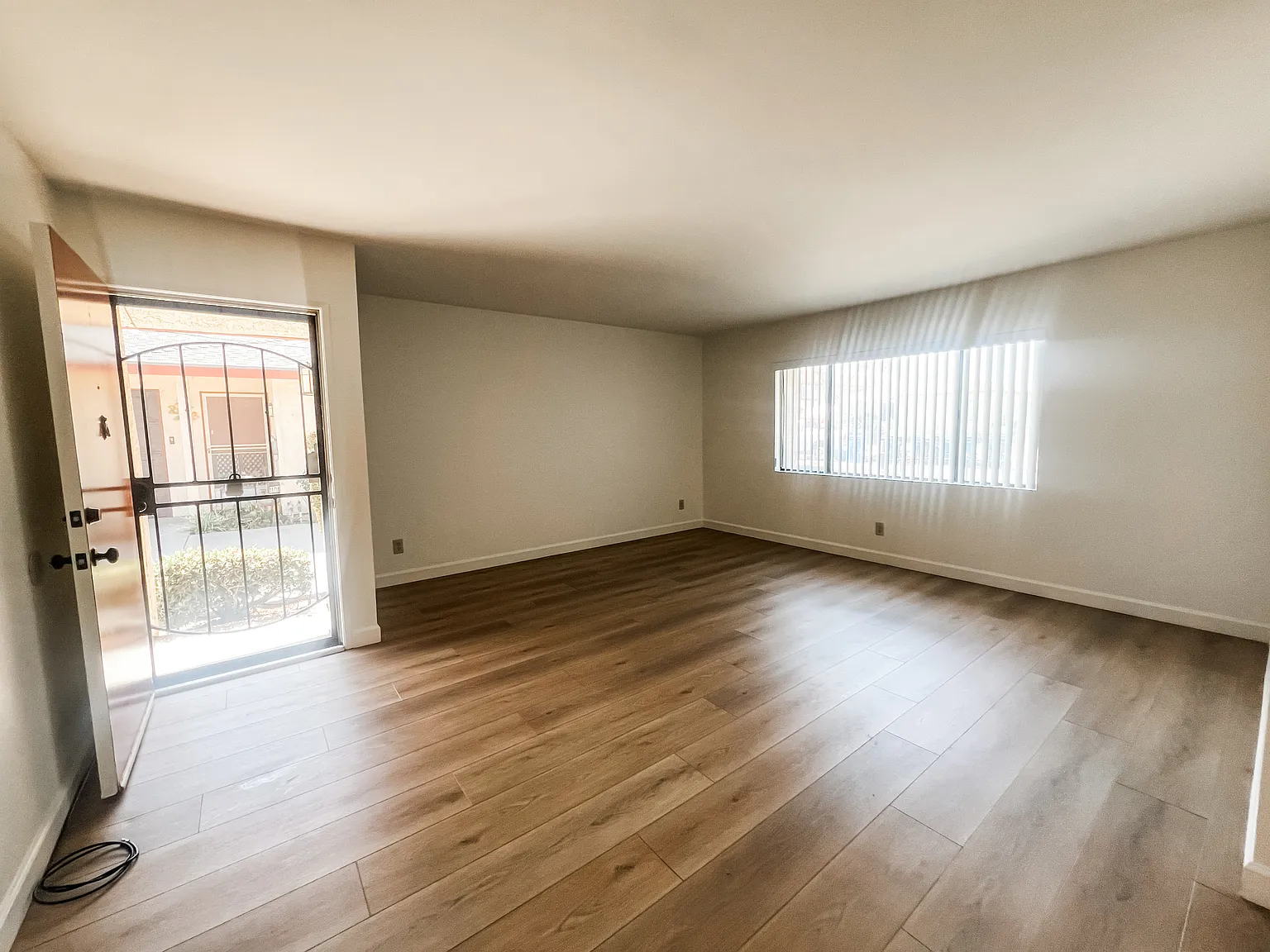 2 bed, 1.5 bath, 985 sqft, $2,950 — Photo 2