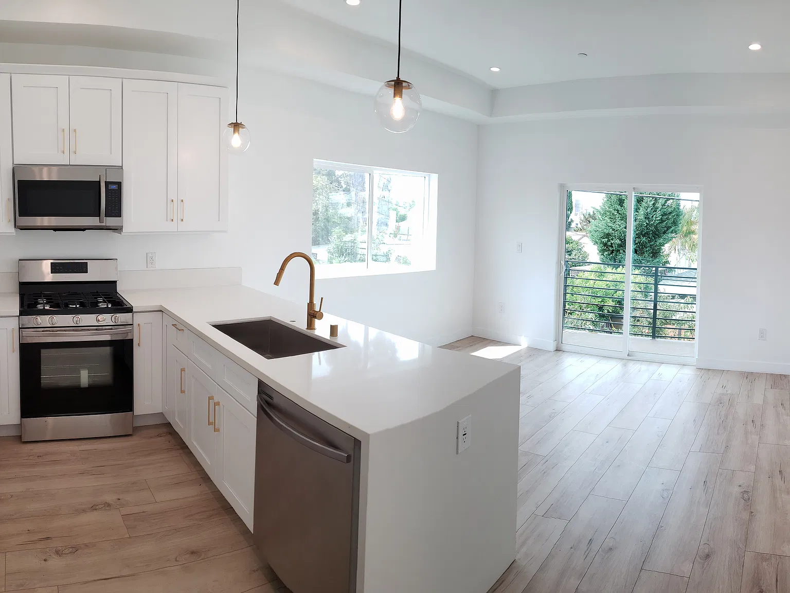 3 bed, 2.5 bath, 1800 sqft, $4,350 — Photo 4