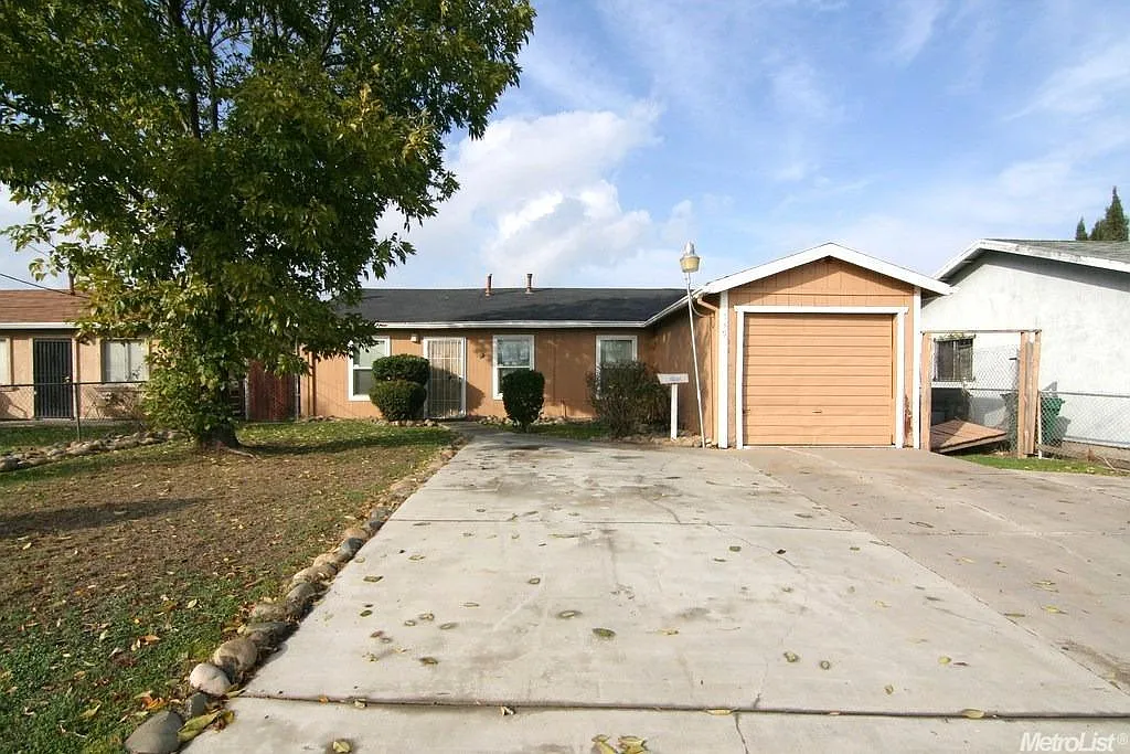 1539 Michael Ave photo 1