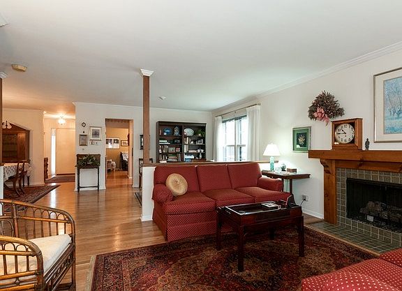 2nd image of 1017 Wheaton Oaks Dr