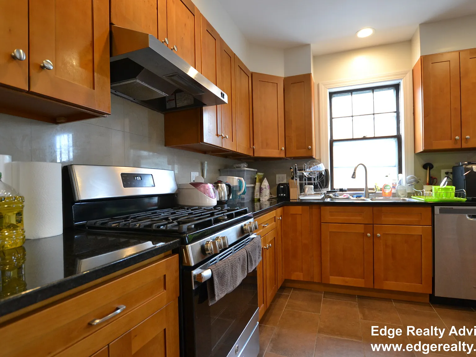 5 bed, 2.5 bath, 1900 sqft, $4,200 — Photo 2