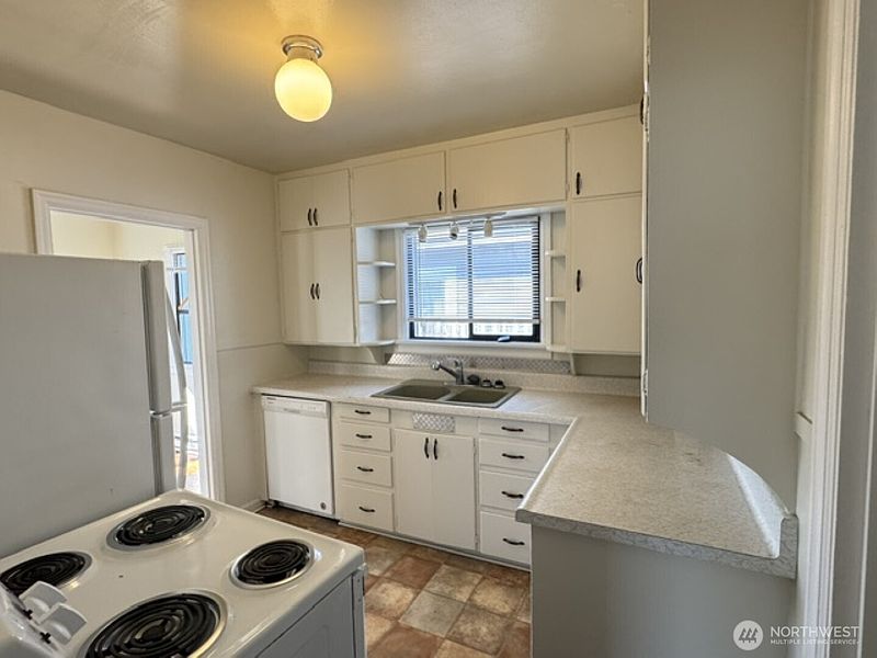 5th image of 225 SW Lewis Street