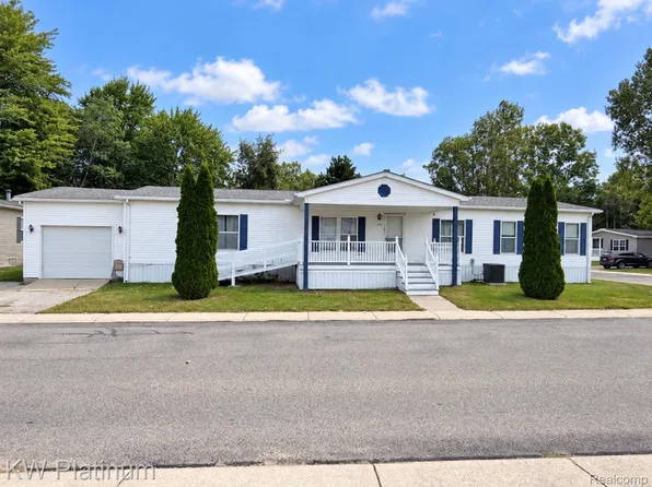 104 Deer Creek Dr, Fort Gratiot, MI 48059