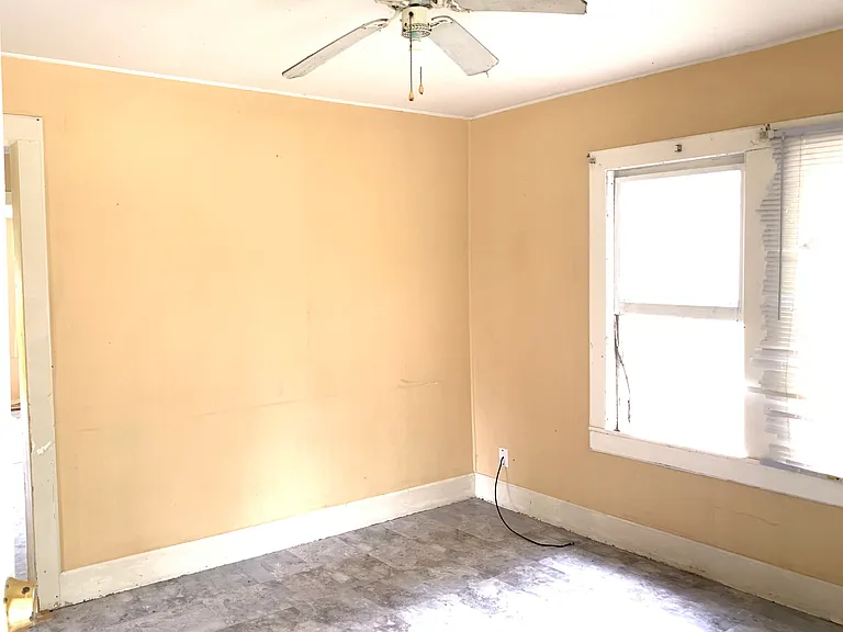 406 E Devers Ave — Photo 2