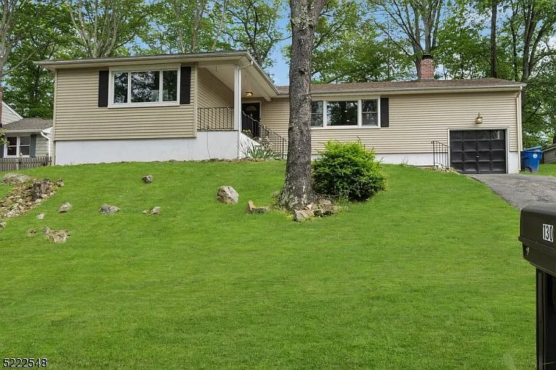 130 Hillcrest Ave photo 1