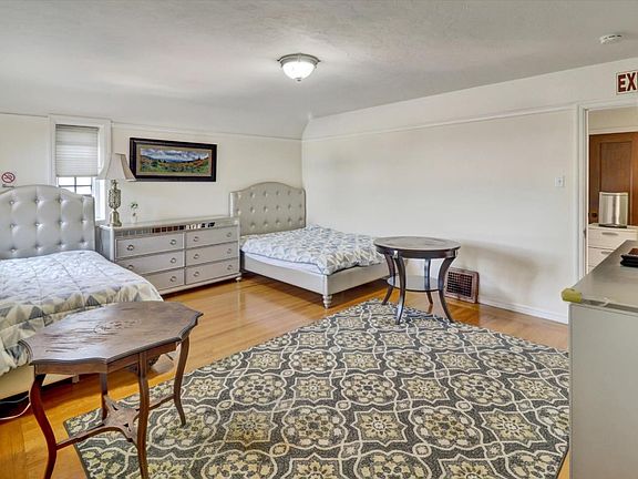 4th image of 22128 Prospect St