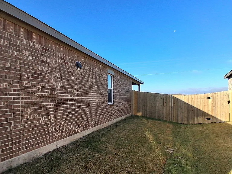 1020 Calhoun Dr — Photo 5