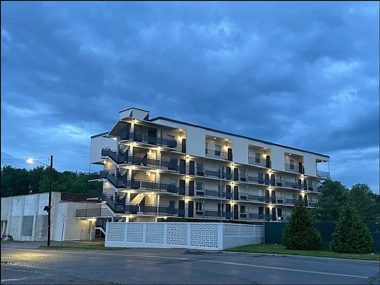 45 South West End Boulevard — Photo 6