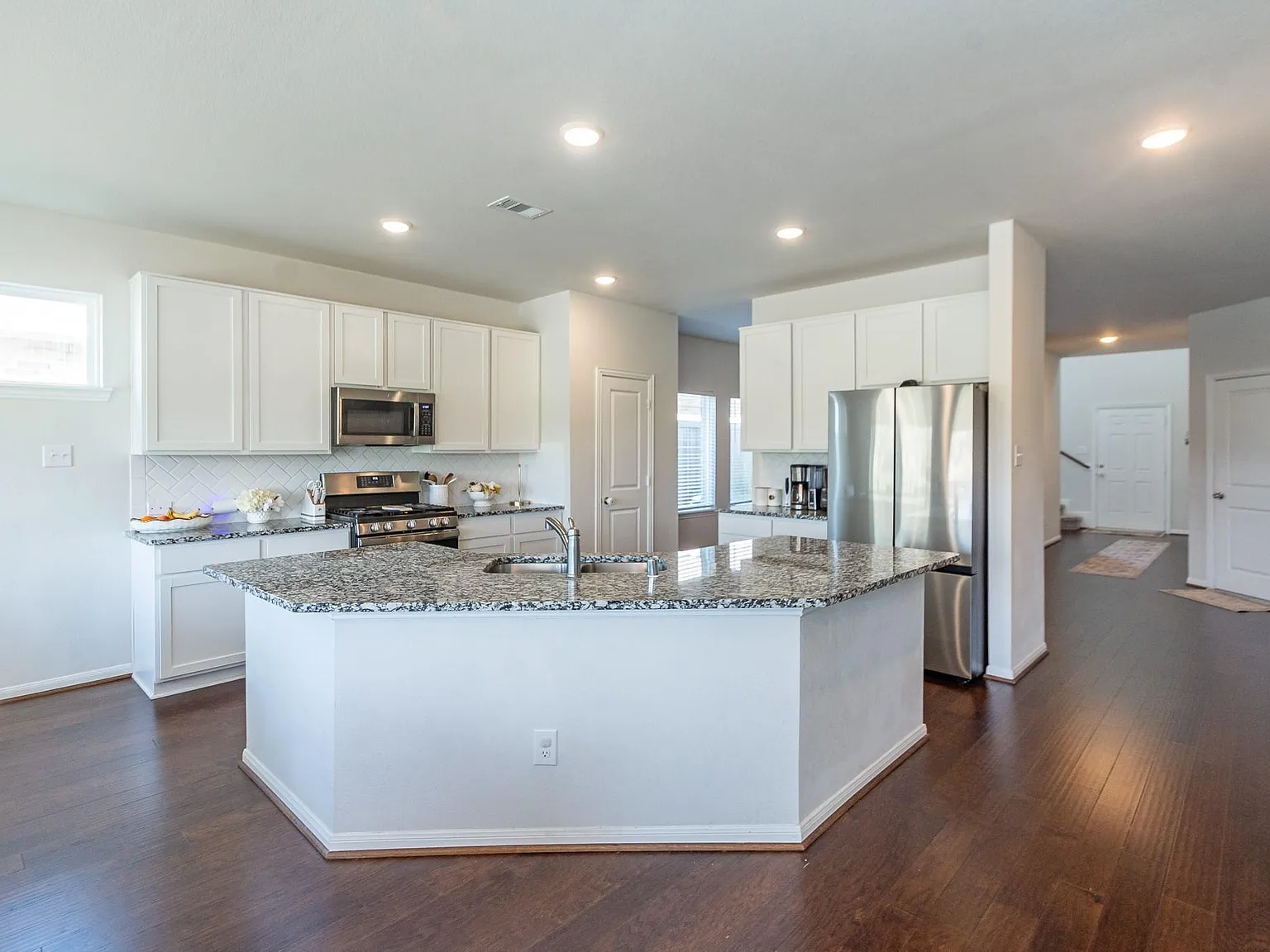 3 bed, 2.5 bath, 2186 sqft, $2,600 — Photo 2