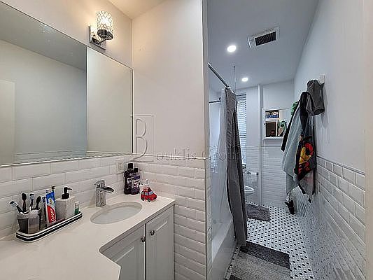 5th image of 30-22 33rd St #2B