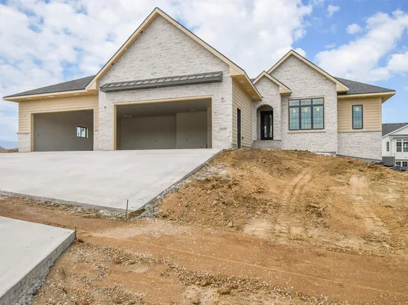 2505 S Meadowview Ave, Sioux Falls, SD 57110