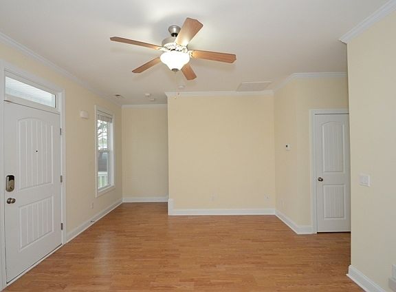 5th image of 106 Thompson St