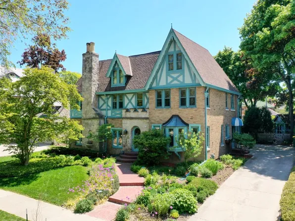 2709 East Menlo BOULEVARD, Shorewood, WI 53211