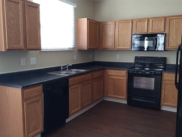 4 bed, 2.5 bath, 2687 sqft, $2,615 — Photo 2