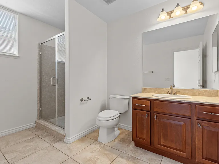 2733 Kildrummie St — Photo 15
