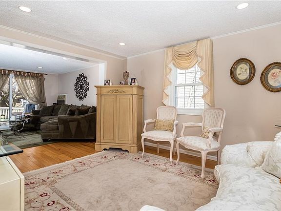3rd image of 106 Hobart Ave