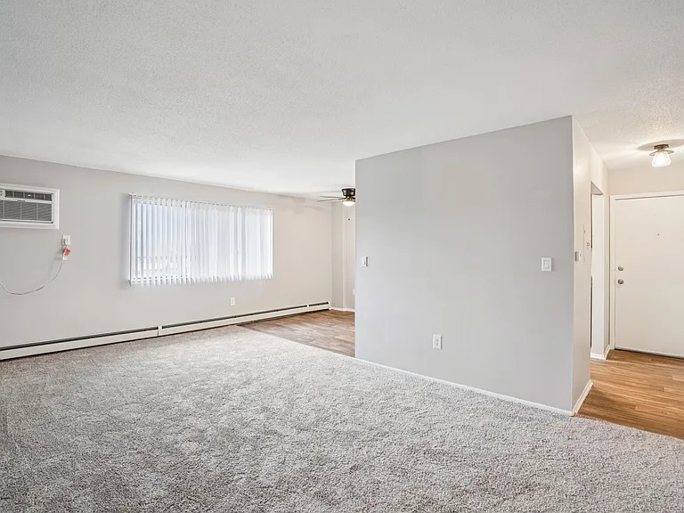 Hillcrest Club Apartments — Photo 39