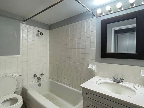 5th image of 300-315 Moundale Ct #309