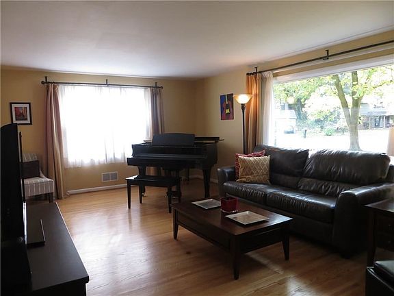 3rd image of 19 Woodside Ln