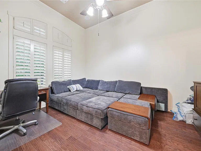 2404 Lancaster Ct — Photo 6